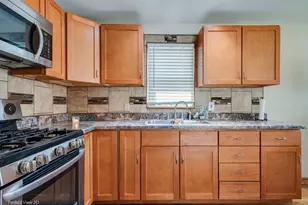 8240 S Woodlawn Ave, Chicago, IL 60619 - Photo 5