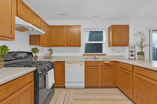 1661 W Chrysler Dr, Belvidere, IL 61008 - Photo 7