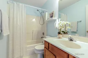 220 Meadowlark Cir, Lindenhurst, IL 60046 - Photo 17