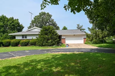 621 S Oakwood Street, Oakwood, IL 61858 - Photo 1