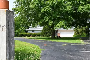 621 S Oakwood St, Oakwood, IL 61858 - Photo 3