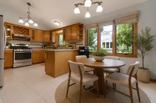 345 Mayfair Dr, Aurora, IL 60504 - Photo 11