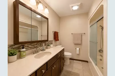 802 S Canterbury Drive, Freeport, IL 61032 - Photo 9