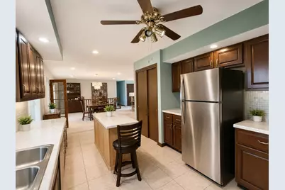 802 S Canterbury Drive, Freeport, IL 61032 - Photo 5