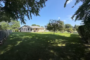 802 S Canterbury Dr, Freeport, IL 61032 - Photo 3