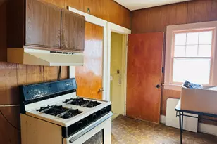 325 W Moseley St, Freeport, IL 61032 - Photo 11