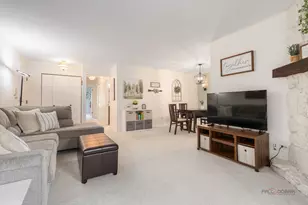 823 E Coach Rd, Palatine, IL 60074 - Photo 7