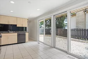 817 Stamford Ct, Schaumburg, IL 60193 - Photo 9