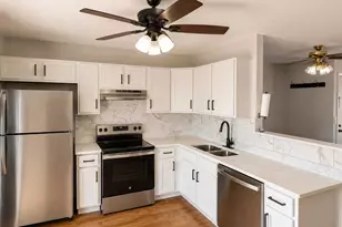 182 S Waters Edge Dr, Glendale Heights, IL 60139 - Photo 7
