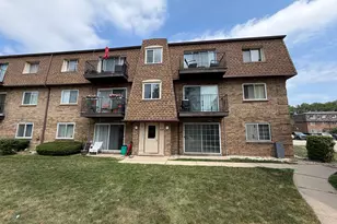 9428 Bay Colony Dr, Des Plaines, IL 60016 - Photo 1