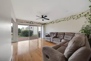369 Cedartree Ct, Hoffman Estates, IL 60169 - Photo 3