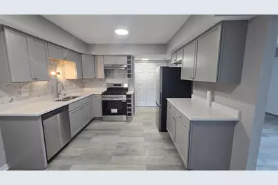 1688 Queensbury Circle #0, Hoffman Estates, IL 60169 - Photo 5