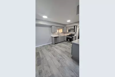 1688 Queensbury Circle #0, Hoffman Estates, IL 60169 - Photo 3