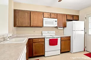 7404 Crest Hill Ct, Fox Lake, IL 60020 - Photo 5
