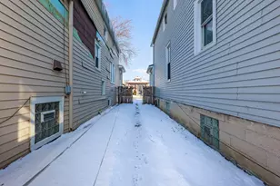2628 S 58th Ct, Cicero, IL 60804 - Photo 3