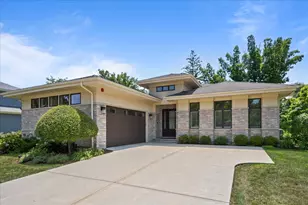 23 Heritage Dr, Highland Park, IL 60035 - Photo 1