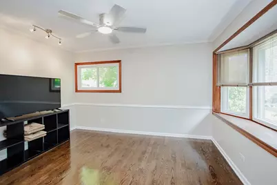 230 Fleetwood Lane, Elk Grove Village, IL 60007 - Photo 5
