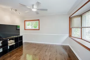 230 Fleetwood Ln, Elk Grove Village, IL 60007 - Photo 5