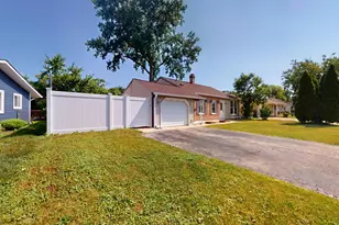 100 Edgewood Dr, Streamwood, IL 60107 - Photo 3