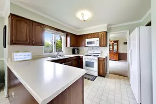 320 Yorkshire Dr, Mundelein, IL 60060 - Photo 5