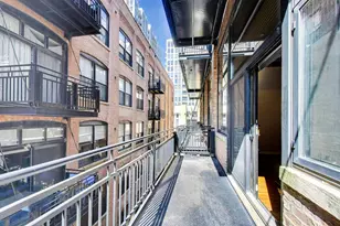 525 W Superior St, Chicago, IL 60654 - Photo 3