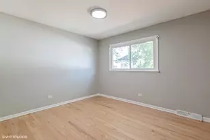 8842 Dee Rd, Des Plaines, IL 60016 - Photo 15