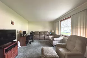 646 Evergreen Ln, Bradley, IL 60915 - Photo 3