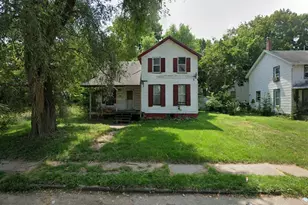 711 E Iroquois St, Freeport, IL 61032 - Photo 1