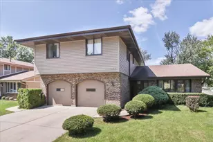 988 Tiverton Ct, Schaumburg, IL 60193 - Photo 1