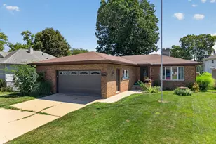 802 Adams St, Ottawa, IL 61350 - Photo 1