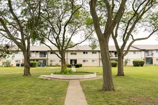 880 E Old Willow Rd, Prospect Heights, IL 60070 - Photo 9