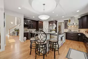 2272 Eastview Dr, Des Plaines, IL 60016 - Photo 9