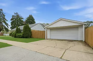 3231 W 99th St, Evergreen Park, IL 60805 - Photo 3