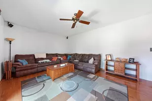 1060 Borden Dr, Roselle, IL 60172 - Photo 7
