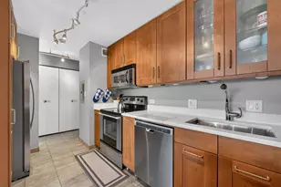 3930 N Pine Grove Ave, Chicago, IL 60613 - Photo 9