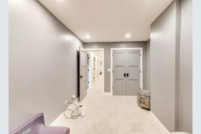 2136 W Waveland Avenue, Chicago, IL 60618 - Photo 31