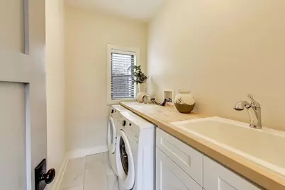 2136 W Waveland Avenue, Chicago, IL 60618 - Photo 25
