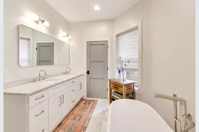 2136 W Waveland Avenue, Chicago, IL 60618 - Photo 17