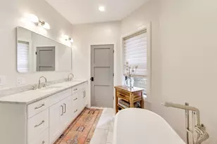 2136 W Waveland Ave, Chicago, IL 60618 - Photo 17