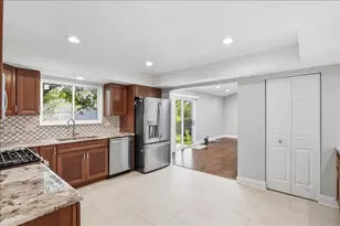 1284 Regent Dr, Mundelein, IL 60060 - Photo 9