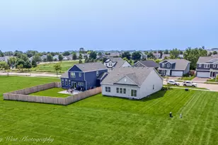 330 N Aspen Dr, Cortland, IL 60112 - Photo 5
