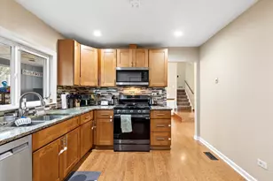 5701 Bedford Ct, Hanover Park, IL 60133 - Photo 9