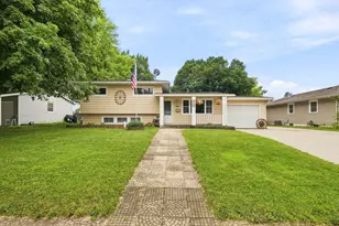 415 Maple Dr, Morris, IL 60450 - Photo 1