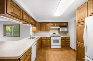 1129 Patricia Ct, Schaumburg, IL 60193 - Photo 9