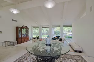 9 Camelot Dr, Oak Brook, IL 60523 - Photo 7