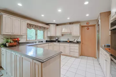 9 Camelot Drive, Oak Brook, IL 60523 - Photo 11