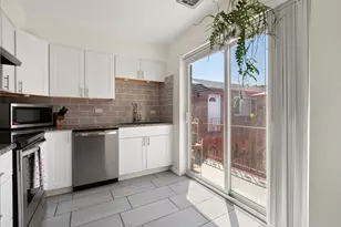 3037 W Montrose Ave, Chicago, IL 60618 - Photo 9