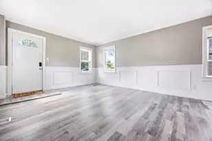 327 Ann St, Elgin, IL 60120 - Photo 3