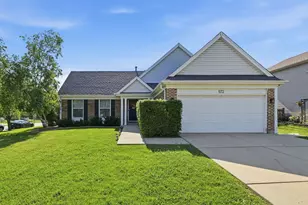 572 N Walnut Ln, Schaumburg, IL 60194 - Photo 1