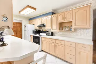 136 E Kimball Ave, Woodstock, IL 60098 - Photo 5